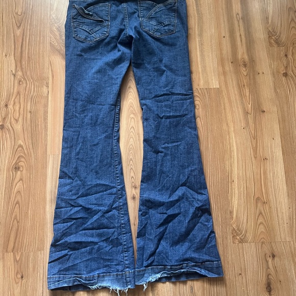 Celebrity pink flare jean - Picture 2 of 4